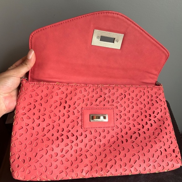 Aldo Laser Cut Coral and Gold Shoulder Bag - Picture 5 of 13